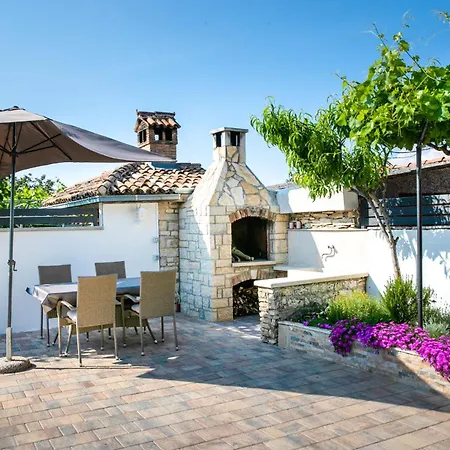House Ladonja With Private Pool Вилла Бале